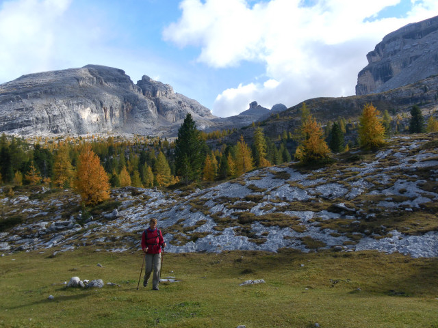 Foto: Wolfgang Lauschensky / Klettersteigtour / Furcia Rossa III Überschreitung / Rückblick zu Furcia Rossa III und Monte Castello von der Großfanesalm / 17.10.2013 00:32:04