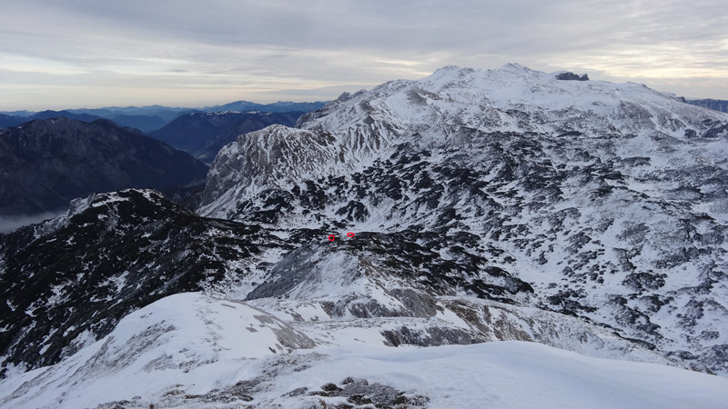 Foto: Datzi / Wandertour / Vom Brunnsee über die Eiblschlucht zum Hinteren Polster (Biwak) 2057m / Blick bei meiner Ende bei dieser Tour. Die Roten Kreise sind eine Jagthütte und Hochalm / 18.11.2013 19:14:10