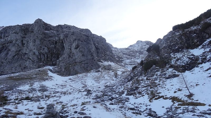 Foto: Datzi / Wandertour / Vom Brunnsee über die Eiblschlucht zum Hinteren Polster (Biwak) 2057m / Am Ende des Waldbereichs führt der Weg ind diese Gasse die man dann rechts verläßt / 18.11.2013 19:08:45