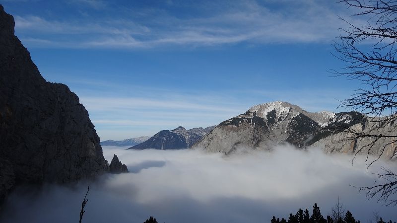 Foto: Datzi / Wandertour / Vom Brunnsee über die Eiblschlucht zum Hinteren Polster (Biwak) 2057m / Über dem Nebel (ein Grund wieso es einen in die Berge zieht) / 18.11.2013 19:08:55