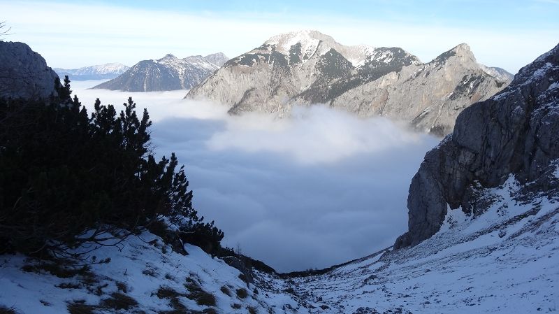 Foto: Datzi / Wandertour / Vom Brunnsee über die Eiblschlucht zum Hinteren Polster (Biwak) 2057m / Beim Aufstieg der Blick zurück ins Brunntal (der Nebel löste sich nicht auf) / 18.11.2013 19:09:05