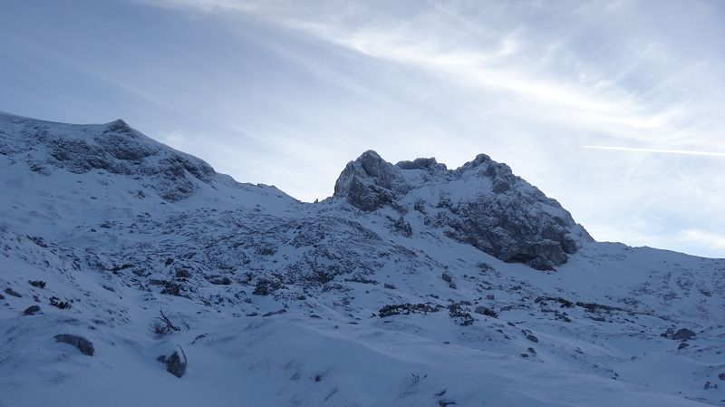 Foto: Datzi / Wandertour / Vom Brunnsee über die Eiblschlucht zum Hinteren Polster (Biwak) 2057m / Blick zum Polstersattel, diesen Weg stieg ich schon unmarkiert an / 18.11.2013 19:09:29