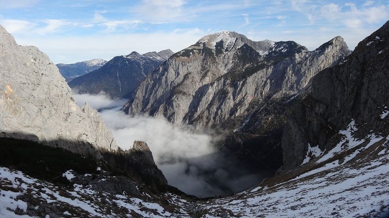 Foto: Datzi / Wandertour / Vom Brunnsee über die Eiblschlucht zum Hinteren Polster (Biwak) 2057m / Blick ins Tal beim Abstieg bevor man in den Wald kommt / 18.11.2013 19:13:02