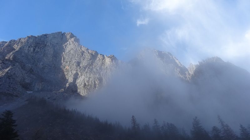 Foto: Datzi / Wandertour / Vom Brunnsee über die Eiblschlucht zum Hinteren Polster (Biwak) 2057m / Hier gibt der Nebel immer wieder schöne Einblicke frei / 18.11.2013 19:13:27