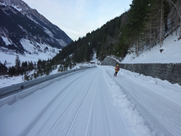 Foto: Manfred Karl / Skitour / Edelweißspitze, 2573 m / Kurz vor der Mautstelle / 06.12.2013 22:22:18