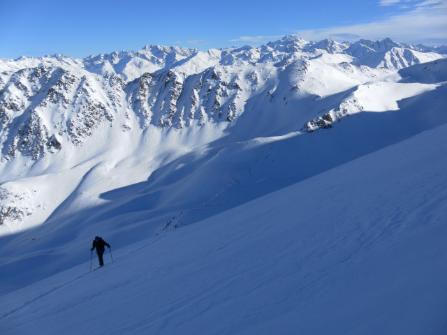 Foto: Wolfgang Lauschensky / Skitour / Elferspitze 2926m über Zwölferkopf 2760m / Blick ins Abfahrtsgelände des Gampertals vor Zehnerkopf / 12.01.2014 15:08:19