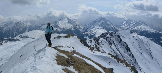 Foto: Wolfgang Lauschensky / Skitour / Ochsenkopf 2469m aus dem Frommgrund / Ochsenkopfgipfel mit Blick in die Zillertäler / 23.03.2014 14:41:52