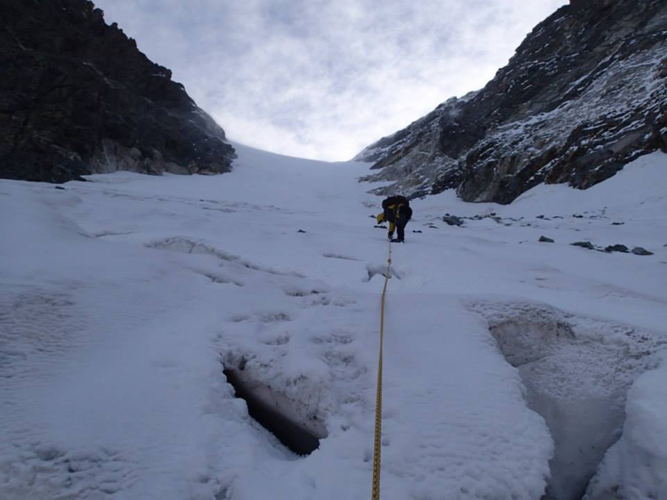Foto: Dan Sailer / Wandertour / Piz Bernina (4049m) via Lago di Campo Moro / IT / Spaltenquerung untere Firnflanke / 11.05.2014 21:43:35