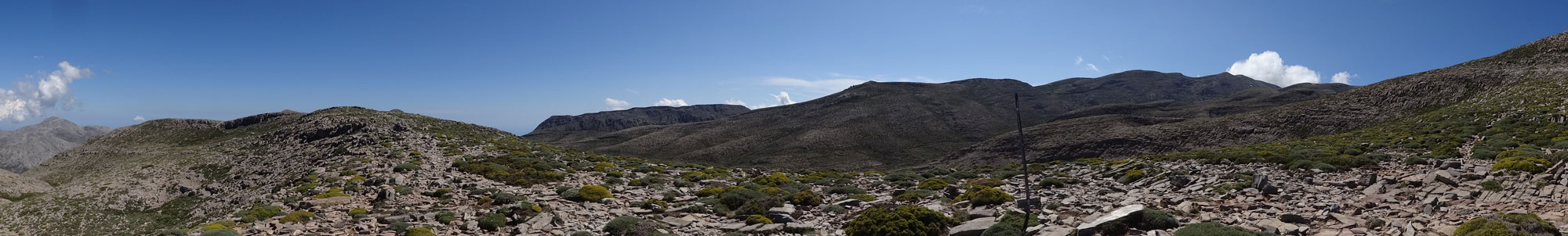 Foto: Datzi / Wandertour / Rundtour über den Psiloritis der Abstiegsweg führte dann über einsame Hirtenhütten / Panorama bei der Wegkreuzung im oberen Kar / 25.06.2014 20:41:22