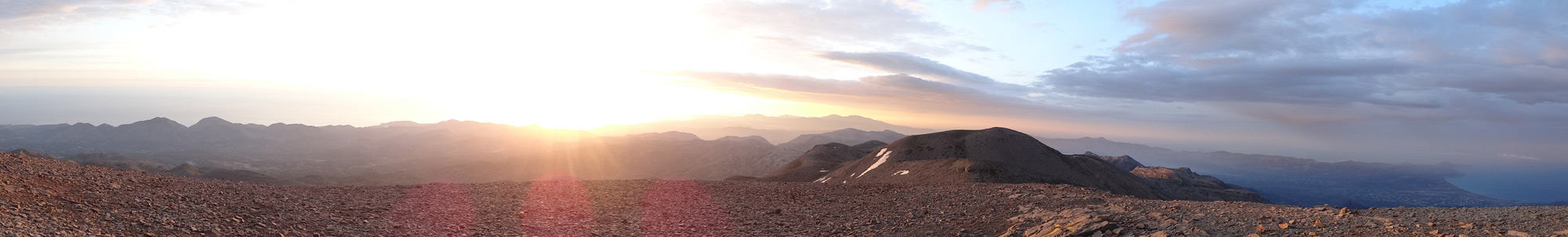 Foto: Datzi / Wandertour / Rundtour über den Psiloritis der Abstiegsweg führte dann über einsame Hirtenhütten / Panorama beim Sonnenuntergang / 25.06.2014 20:42:18