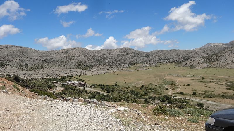 Foto: Datzi / Wandertour / Rundtour über den Psiloritis der Abstiegsweg führte dann über einsame Hirtenhütten / Angekommen bei der Wegkreuzung wo man die Straße verläßt (Scharfe Rechtskurve) Blick zurück zum Ausgangspunkt / 25.06.2014 20:43:31