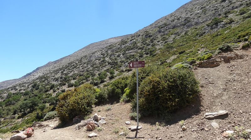 Foto: Datzi / Wandertour / Rundtour über den Psiloritis der Abstiegsweg führte dann über einsame Hirtenhütten / Angekommen bei der Wegkreuzung wo man die Straße verläßt (Scharfe Rechtskurve) / 25.06.2014 20:43:59