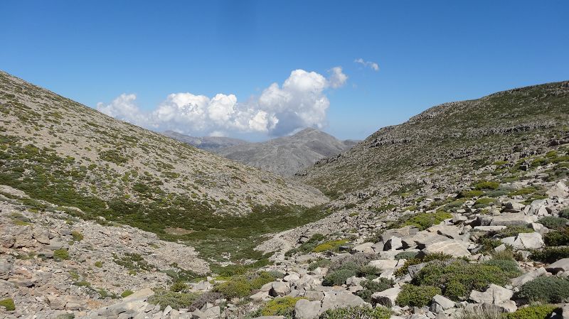 Foto: Datzi / Wandertour / Rundtour über den Psiloritis der Abstiegsweg führte dann über einsame Hirtenhütten / Der Leichte Anstiegsweg zur Wegkreuzung zum Oberen Kar / 25.06.2014 20:44:41