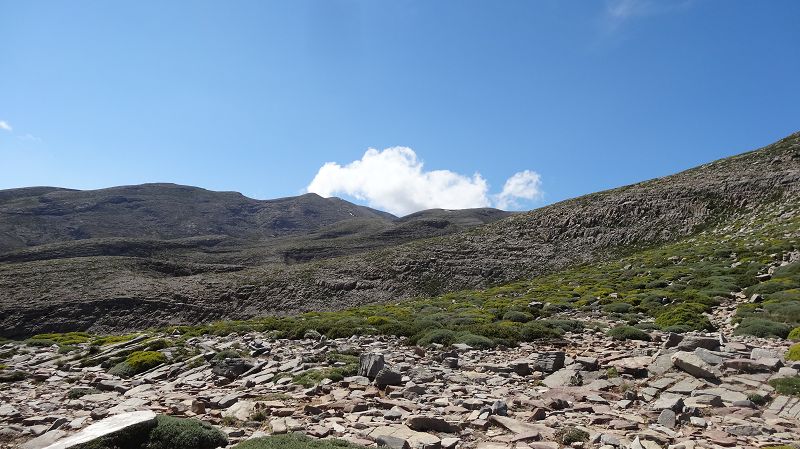 Foto: Datzi / Wandertour / Rundtour über den Psiloritis der Abstiegsweg führte dann über einsame Hirtenhütten / Der Gipfel ist noch verdeckt aber liegt unterhalb der Wolken / 25.06.2014 20:45:24