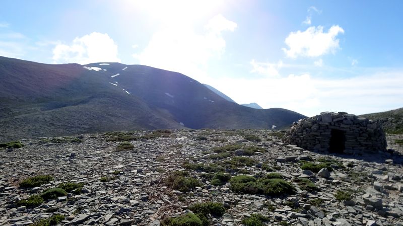 Foto: Datzi / Wandertour / Rundtour über den Psiloritis der Abstiegsweg führte dann über einsame Hirtenhütten / Eine Unterstandshütte am Weg zum Gipfel / 25.06.2014 20:45:41