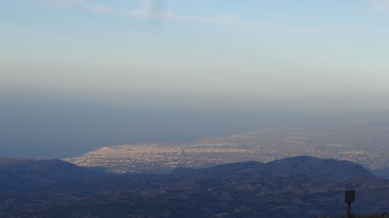 Foto: Datzi / Wandertour / Rundtour über den Psiloritis der Abstiegsweg führte dann über einsame Hirtenhütten / Blick nach Erakleio / 25.06.2014 20:47:04