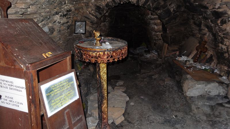 Foto: Datzi / Wandertour / Rundtour über den Psiloritis der Abstiegsweg führte dann über einsame Hirtenhütten / Innenansicht der Kapelle / 25.06.2014 20:47:26