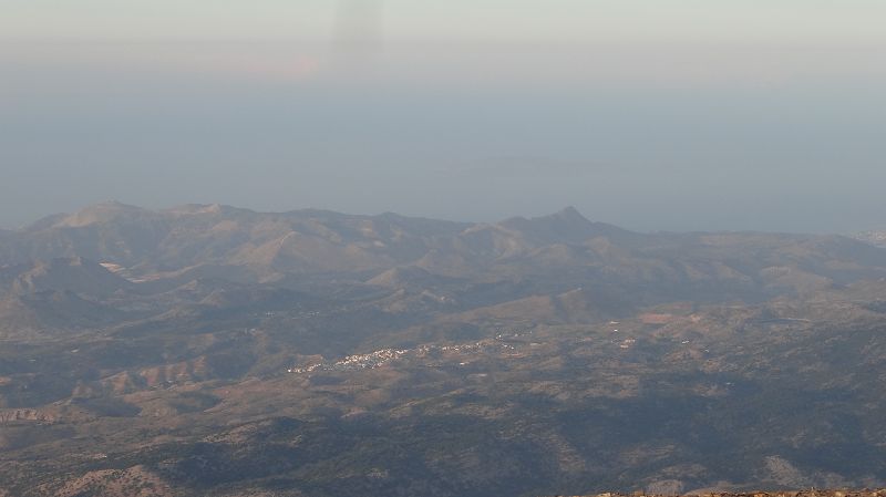 Foto: Datzi / Wandertour / Rundtour über den Psiloritis der Abstiegsweg führte dann über einsame Hirtenhütten / Blick zum Bergdorf Anogeia / 25.06.2014 20:48:12