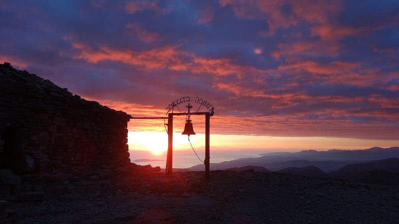 Foto: Datzi / Wandertour / Rundtour über den Psiloritis der Abstiegsweg führte dann über einsame Hirtenhütten / Der Sonnenaufgang am höchsten Gipfel von Kreta. Hier steht eine kleine Steinkapelle. Traumaussicht bis zum Meer. Und ganz alleine am Gipfel was will man mehr?? / 25.06.2014 20:57:39