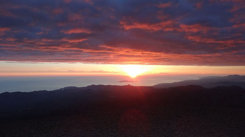Foto: Datzi / Wandertour / Rundtour über den Psiloritis der Abstiegsweg führte dann über einsame Hirtenhütten / Das Morgenrot / 25.06.2014 20:49:03
