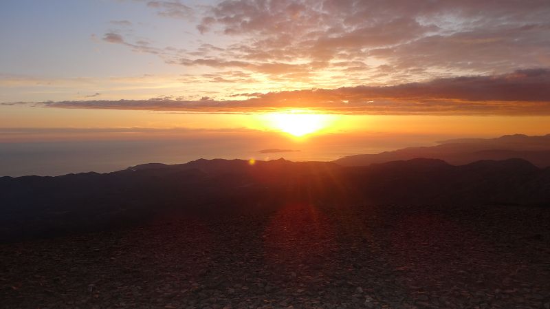 Foto: Datzi / Wandertour / Rundtour über den Psiloritis der Abstiegsweg führte dann über einsame Hirtenhütten / Sonnenaufgang am Gipfel / 25.06.2014 20:49:49