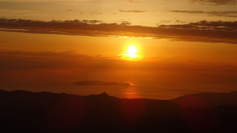 Foto: Datzi / Wandertour / Rundtour über den Psiloritis der Abstiegsweg führte dann über einsame Hirtenhütten / Blick zum Meer mit Sonnenaufgang / 25.06.2014 20:50:14