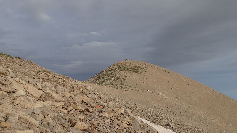 Foto: Datzi / Wandertour / Rundtour über den Psiloritis der Abstiegsweg führte dann über einsame Hirtenhütten / Hier sieht man schon den Gipfel mit der Kapelle / 25.06.2014 20:50:47