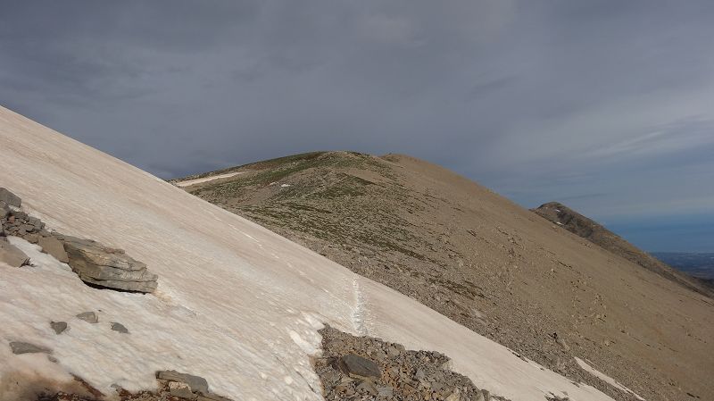 Foto: Datzi / Wandertour / Rundtour über den Psiloritis der Abstiegsweg führte dann über einsame Hirtenhütten / Das einzige Schneefeld das gequerrt werden muss (Anfang Juni) / 25.06.2014 20:51:00
