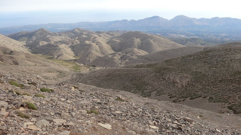 Foto: Datzi / Wandertour / Rundtour über den Psiloritis der Abstiegsweg führte dann über einsame Hirtenhütten / Blick zum Refugo / 25.06.2014 20:51:20