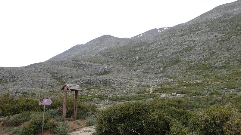 Foto: Datzi / Wandertour / Rundtour über den Psiloritis der Abstiegsweg führte dann über einsame Hirtenhütten / Blick zurück zum Abstieg, caa. 200 m oberhalb vom Refugo müßte der auf der Karte rot eingezeichnete Weg wegführen / 25.06.2014 20:52:17