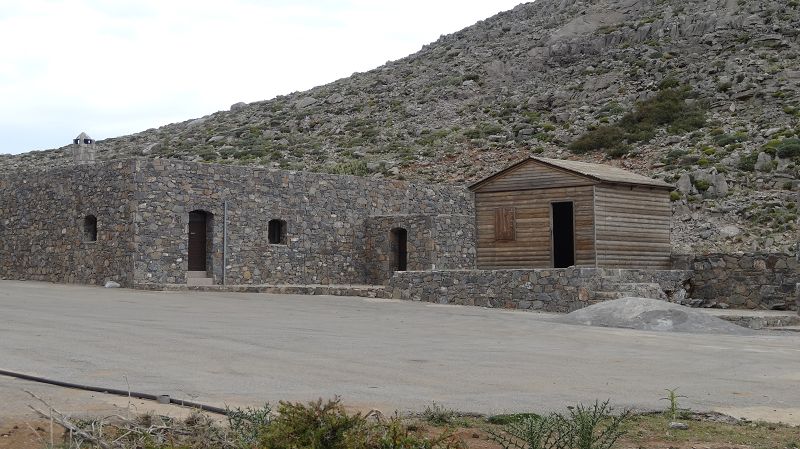 Foto: Datzi / Wandertour / Rundtour über den Psiloritis der Abstiegsweg führte dann über einsame Hirtenhütten / Refugo Lakos Migerou / 25.06.2014 20:52:35