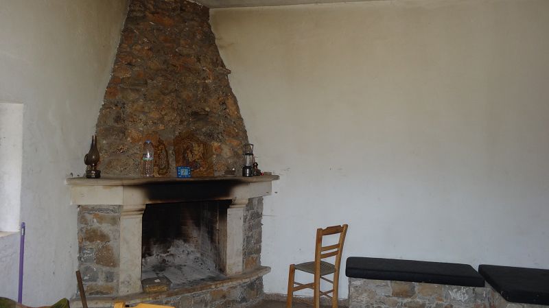 Foto: Datzi / Wandertour / Rundtour über den Psiloritis der Abstiegsweg führte dann über einsame Hirtenhütten / Innenansicht Refugo Lakos Migerou / 25.06.2014 20:52:47