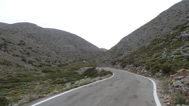 Foto: Datzi / Wandertour / Rundtour über den Psiloritis der Abstiegsweg führte dann über einsame Hirtenhütten / Der Abstieg vom Refugo / 25.06.2014 20:53:28