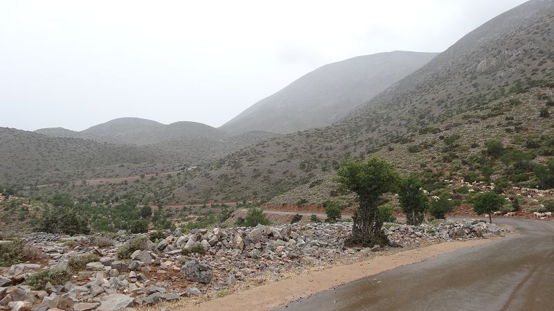 Foto: Datzi / Wandertour / Rundtour über den Psiloritis der Abstiegsweg führte dann über einsame Hirtenhütten / Entlang der vielen Schäferhütten, und das neben den Asphaltstraßen die bis auf fast 2000m hoch führen ( wer hat diese Staßen bezahlt) / 25.06.2014 20:54:06
