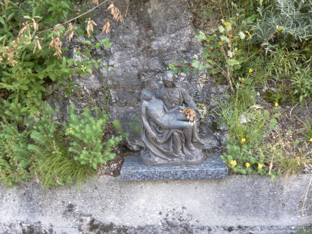 Foto: Wolfgang Lauschensky / Wandertour / Chiesa di Sant’Antonio abate bei Venzone / Pieta beim Wanderwegeinstieg / 25.06.2014 13:06:10