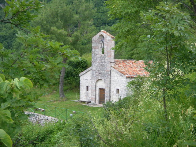Foto: Wolfgang Lauschensky / Wandertour / Chiesa di Sant’Antonio abate bei Venzone / Chiesa di Sant'Antonio vom südseitigen Grasgipfel / 25.06.2014 13:03:57