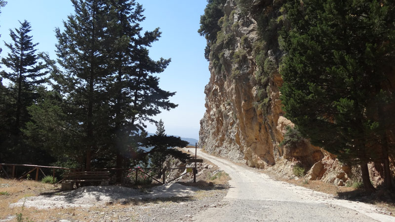 Foto: Datzi / Wandertour / Von der Lasithiou Hochebene zum Afentis sowie Dikti Ori (Biwak) und Lazaros / Eindrucksvolle Hochgebirgsstraße nach Salenko / 17.07.2014 18:42:19
