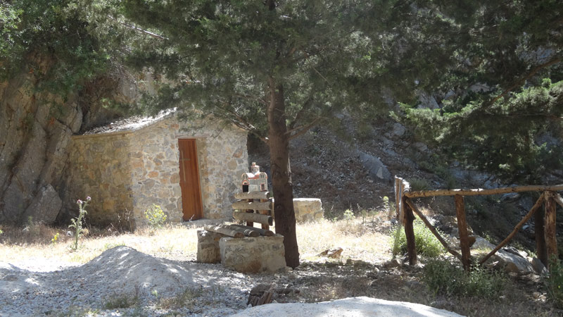 Foto: Datzi / Wandertour / Von der Lasithiou Hochebene zum Afentis sowie Dikti Ori (Biwak) und Lazaros / Die Typischen Kapellen in Kreta / 17.07.2014 18:41:30