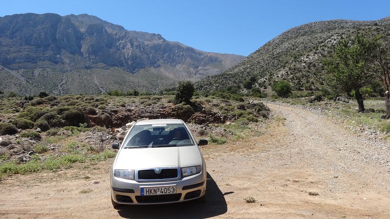 Foto: Datzi / Wandertour / Von der Lasithiou Hochebene zum Afentis sowie Dikti Ori (Biwak) und Lazaros / Hier ist es aus für Straßenautos, nun heist es sich verabschieden, um das nächste Abenteuer in Kreta zu erleben / 27.06.2014 14:08:57