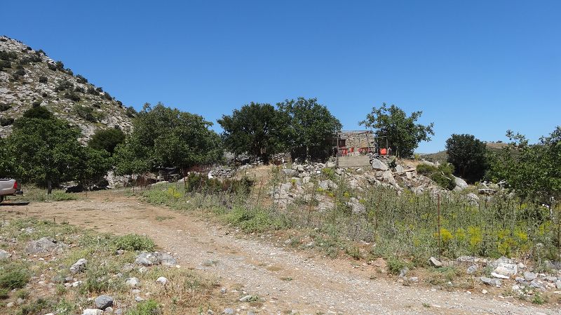 Foto: Datzi / Wandertour / Von der Lasithiou Hochebene zum Afentis sowie Dikti Ori (Biwak) und Lazaros / Die Hütte beim Ausgangspunkt / 27.06.2014 14:09:29
