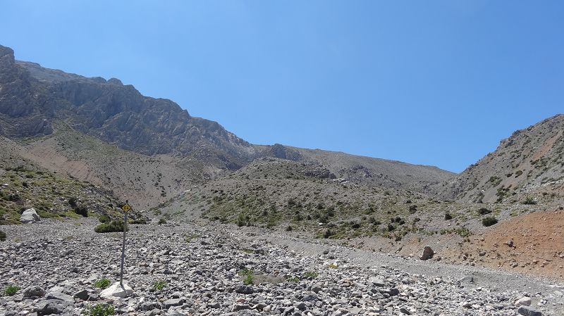 Foto: Datzi / Wandertour / Von der Lasithiou Hochebene zum Afentis sowie Dikti Ori (Biwak) und Lazaros / Hier sehen wir schon den Anstieg nach dem Ausgangspunkt / 27.06.2014 14:10:09