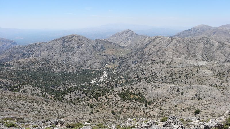 Foto: Datzi / Wandertour / Von der Lasithiou Hochebene zum Afentis sowie Dikti Ori (Biwak) und Lazaros / Blick zurück zum Ausgangspunkt (hier sieht man sehr schön die Straße die einen zur Hütte führt) / 27.06.2014 14:12:26
