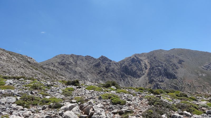 Foto: Datzi / Wandertour / Von der Lasithiou Hochebene zum Afentis sowie Dikti Ori (Biwak) und Lazaros / Der erste Blick zum Afendis / 27.06.2014 14:12:42