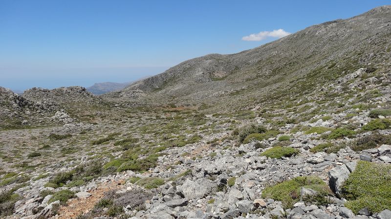 Foto: Datzi / Wandertour / Von der Lasithiou Hochebene zum Afentis sowie Dikti Ori (Biwak) und Lazaros / Die Hochebene bevor man den Hang queert und zur nächsten stufe kommt / 27.06.2014 14:12:57