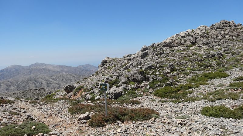 Foto: Datzi / Wandertour / Von der Lasithiou Hochebene zum Afentis sowie Dikti Ori (Biwak) und Lazaros / Der Wegzeiger nach Salenko / 27.06.2014 14:13:35