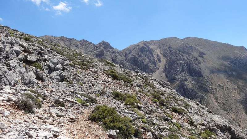 Foto: Datzi / Wandertour / Von der Lasithiou Hochebene zum Afentis sowie Dikti Ori (Biwak) und Lazaros / Der Weg nach der Kreuzung zum Afendis mit Blick zum Afendis / 27.06.2014 14:13:53