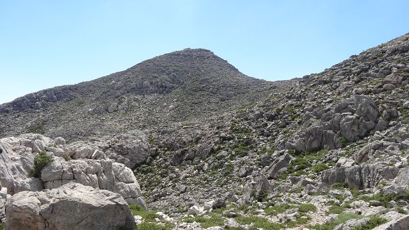Foto: Datzi / Wandertour / Von der Lasithiou Hochebene zum Afentis sowie Dikti Ori (Biwak) und Lazaros / Kurz vor dem Lazaros (man sieht schon die Kapelle) / 27.06.2014 14:41:25