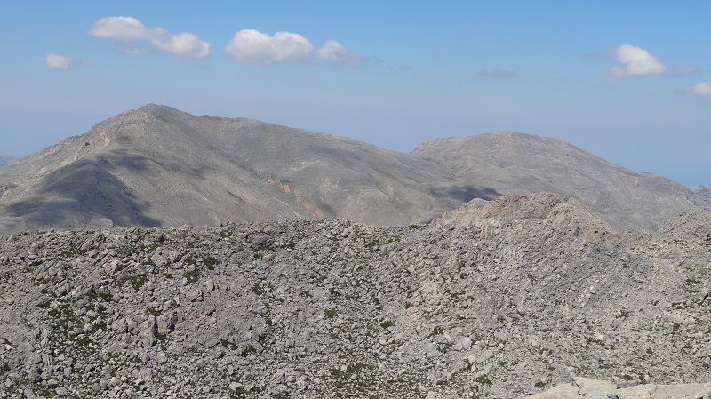 Foto: Datzi / Wandertour / Von der Lasithiou Hochebene zum Afentis sowie Dikti Ori (Biwak) und Lazaros / Blick zum Dhikti und Lazaros / 27.06.2014 14:54:53