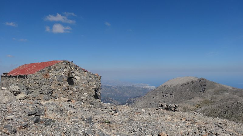 Foto: Datzi / Wandertour / Von der Lasithiou Hochebene zum Afentis sowie Dikti Ori (Biwak) und Lazaros / Die Kapelle am Afendis / 27.06.2014 14:55:38
