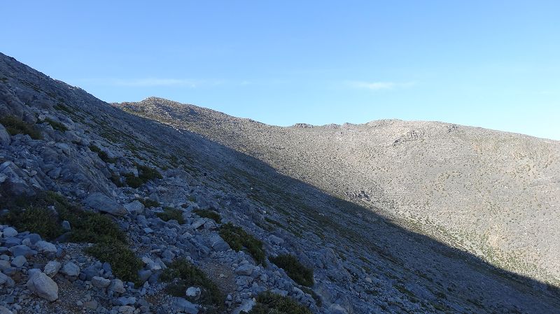 Foto: Datzi / Wandertour / Von der Lasithiou Hochebene zum Afentis sowie Dikti Ori (Biwak) und Lazaros / Anstieg zum Dhikti der Hang der geqeurrt wird man zum Gipfel kommt / 27.06.2014 14:56:50